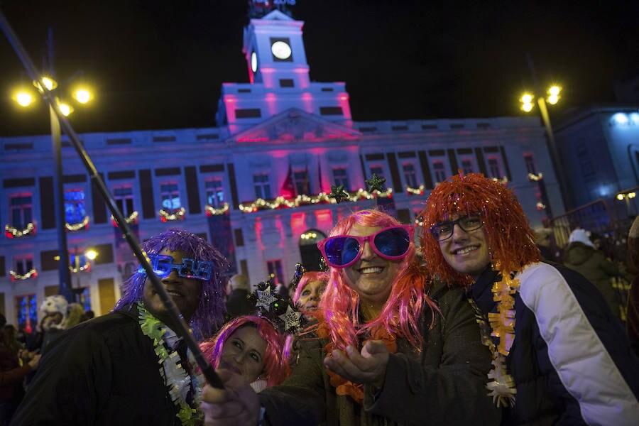 El nuevo año se recibe en Madrid entre fuegos artificiales y medidas de seguridad que limitaron a 20.000 personas el aforo para contemplar las campanadas en la Puerta del Sol.