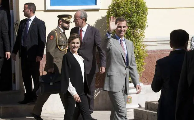 Los Reyes Don Felipe y Doña Letizia durante su visita a Málaga en noviembre de 2015.