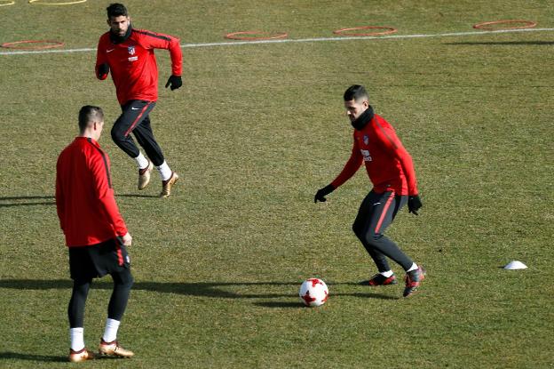 Diego Costa vigila a Vitolo, con la pelota y frente a Torres. :: efe