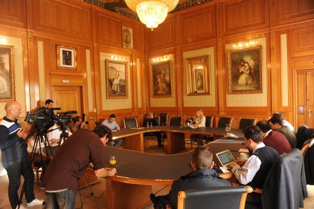 La alcaldesa, durante su comparecencia de ayer en la sala de comisiones del Ayuntamiento. 