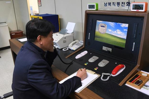 Un funcionario comprueba la línea directa intercoreana en la Zona de Seguridad Conjunta, en la localidad fronteriza de Panmunjon. :: efe