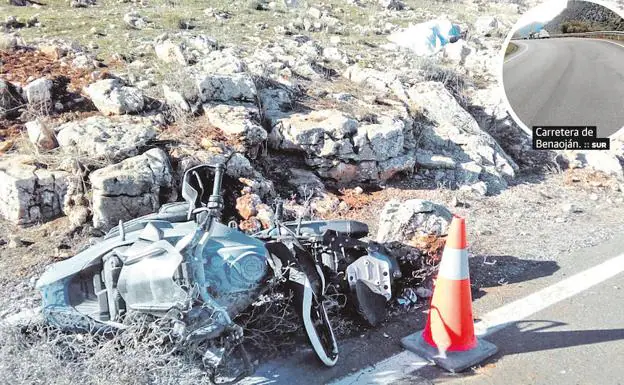 Imagen de la moto siniestrada en la localidad de El Burgo, donde murió un ciudadano alemán.