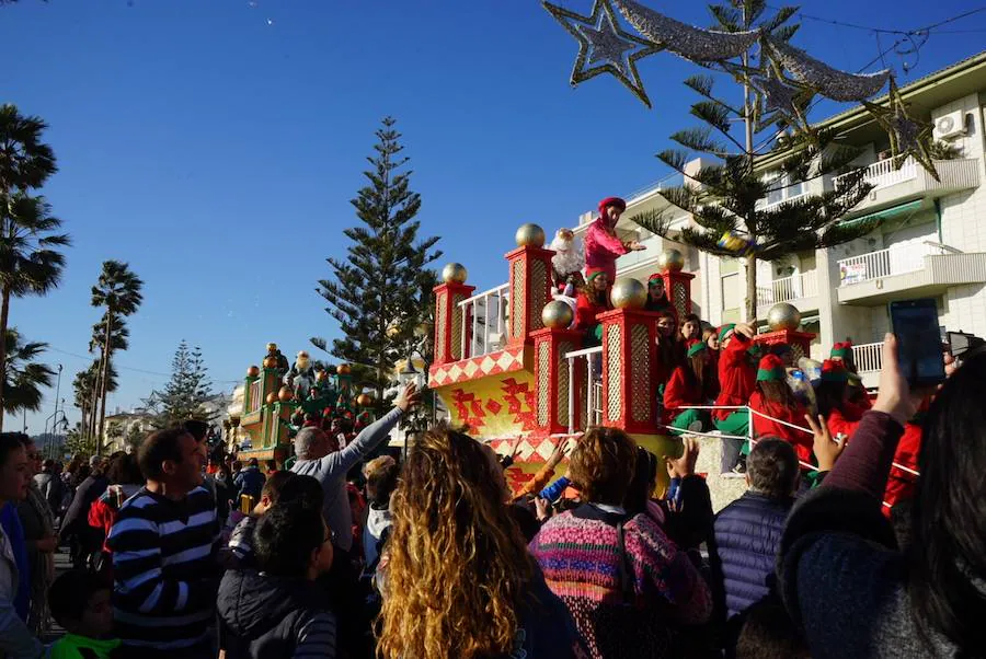 Nerja, Torrox, Rincón de la Victoria y Vélez viven la ilusión del desfile de los Reyes Magos.