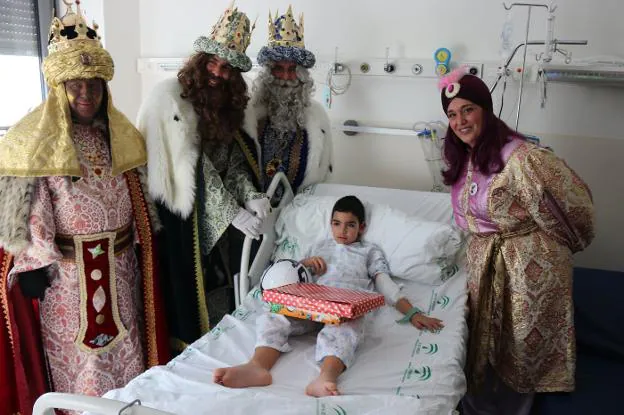 LOS REYES MAGOS VISITAN A NIÑOS EN EL NUEVO HOSPITAL
