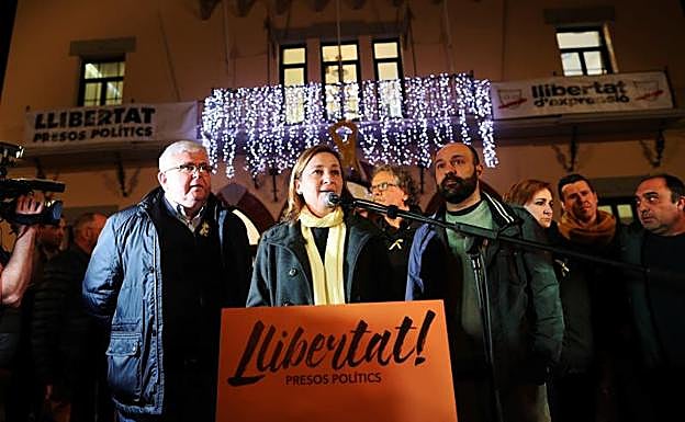La alcaldesa de Sant Vicenç dels Horts (Barcelona), Maite Aymerich, interviene durante la concentración convocada por las entidades soberanistas Ómnium Cultural y ANC.