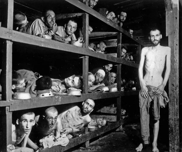 Prisioneros del campo de concentración de Buchenwald (Alemania), en abril de 1945. :: r. c.