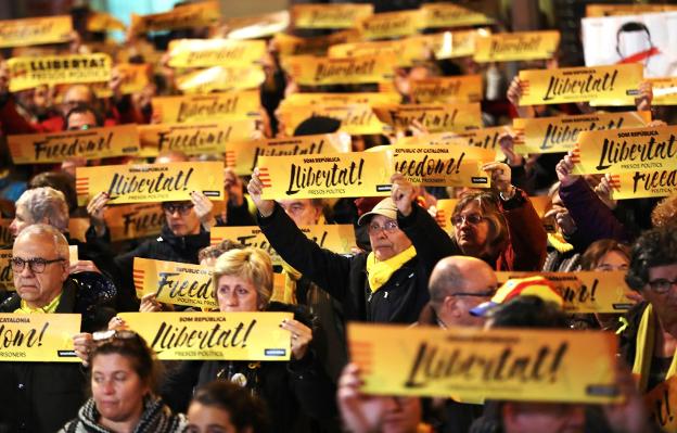 Manifestantes piden la libertad de los dirigentes independentistas en Sant Vicenç dels Horts. :: a. g. / efe