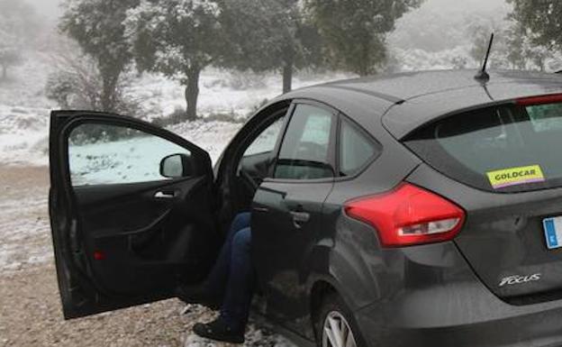 Imagen principal - Para los turistas, la nevada fue un atractivo añadido. Muchas familias dedicaron el día a disfrutar de la nieve. En el acceso a la Sierra de las Nieves por San Pedro hubo una notable afluencia de visitantes.