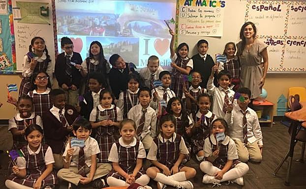 Pilar, con sus alumnos y con imágenes de Málaga y Marbella en la pizarra digital. 