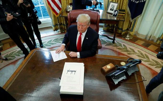 Imagen principal - Arriba, Trump en su escritorio del Despacho Oval de la Casa Blanca. Abajo, a la derecha, Kim Jong-un durante el lanzamiento de un misil. A la izquierda, Putin, con el militar que lleva la maleta nuclear rusa, ‘Cheget’.