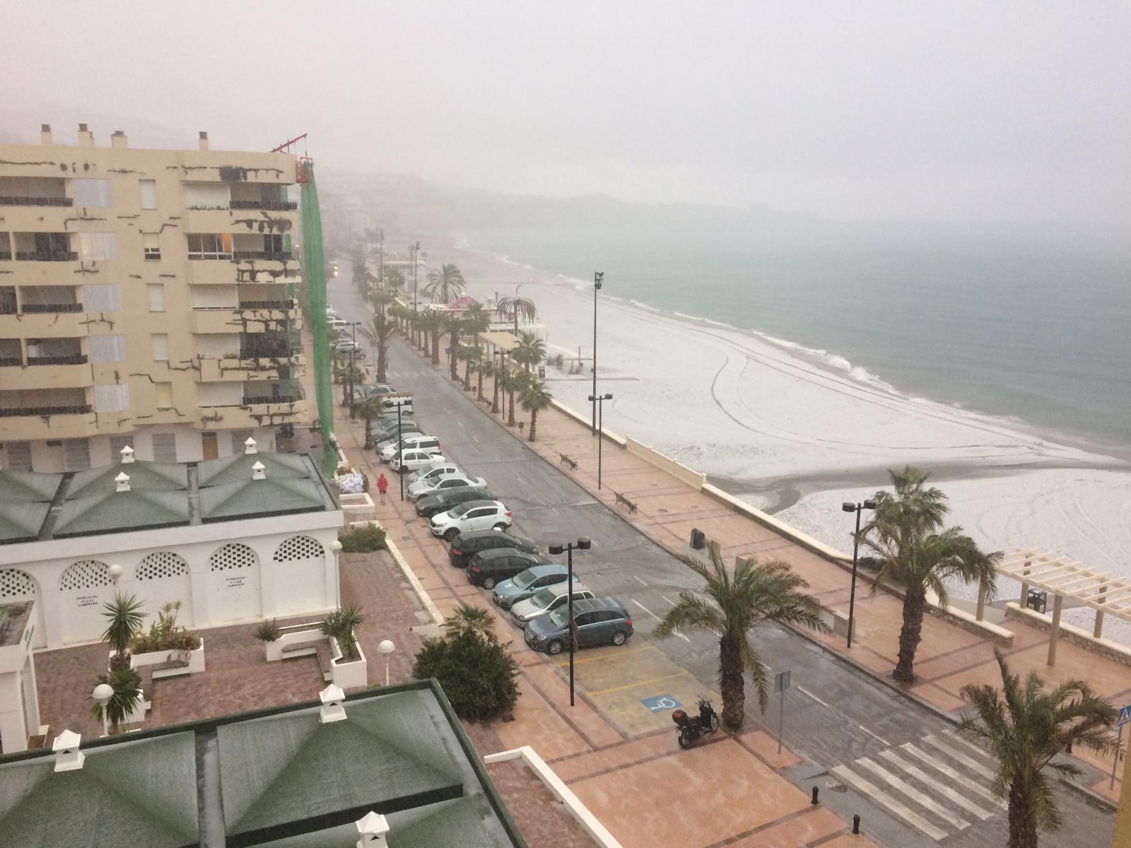 Insólita imagen de la playa de Fuengirola esta mañana