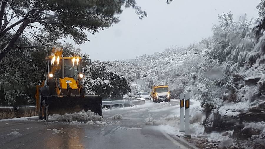 Los Montes de Málaga teñidos de blanco.