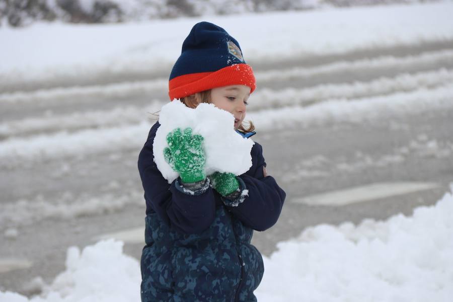 Una niña, disfrutando de la nieve en Ronda