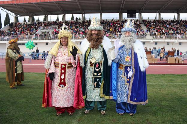 Los Reyes Magos saludan a los niños congregados en la Ciudad Deportiva.  v. melgar 