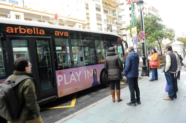 Usuarios cogen el autobús en pleno centro de Marbella. 