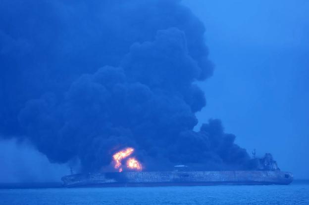 Imagen de la gigantesca explosión en el petrolero en la costa china. :: afp