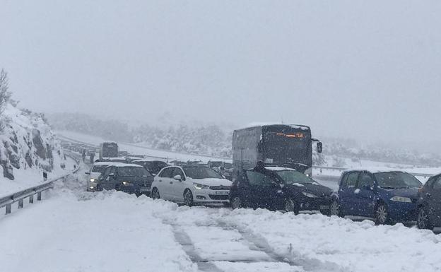 Coches bloqueados en la AP-6.