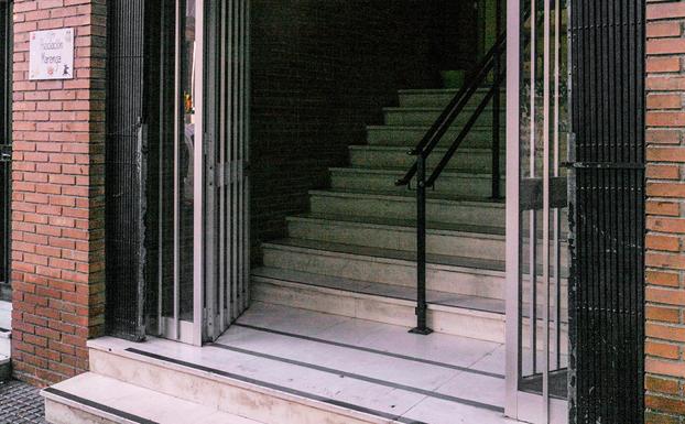 Acceso al centro de enseñanza.
