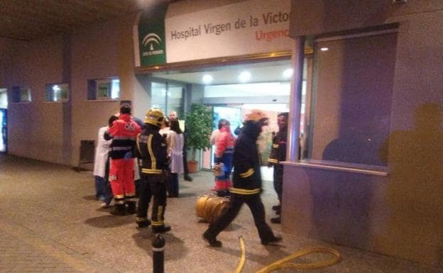 Los bomberos, durante su actuación en el hospital Clínico. 