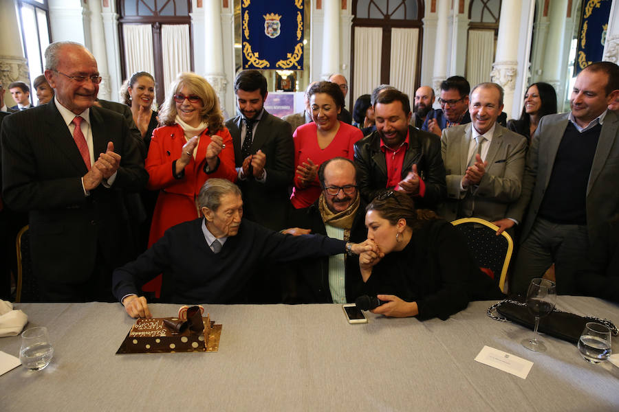 Amigos e instituciones homenajean al poeta y articulista en el Salón de los Espejos con motivo del 90 cumpleaños de Manuel Alcántara.