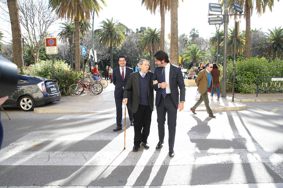 Amigos e instituciones homenajean al poeta y articulista en el Salón de los Espejos con motivo del 90 cumpleaños de Manuel Alcántara.