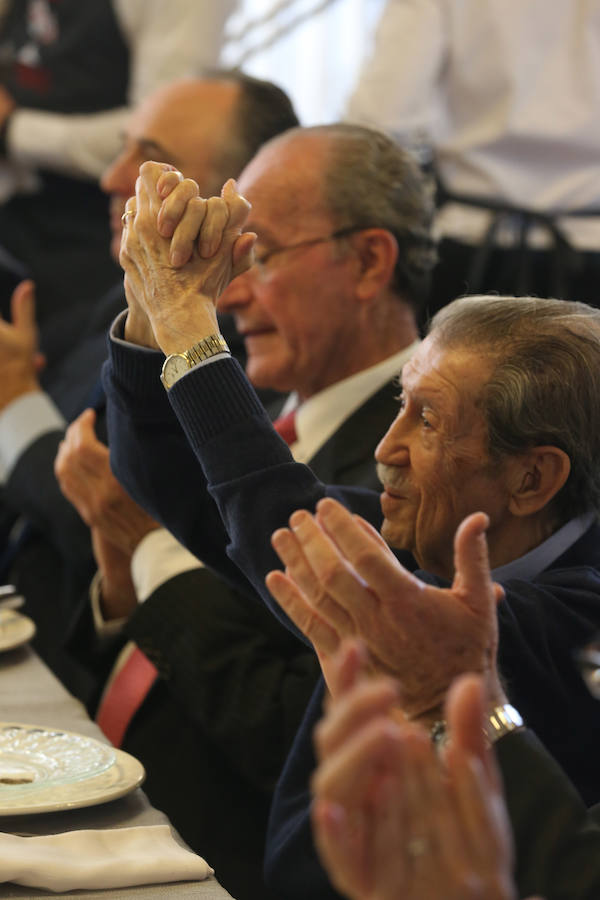 Amigos e instituciones homenajean al poeta y articulista en el Salón de los Espejos con motivo del 90 cumpleaños de Manuel Alcántara.