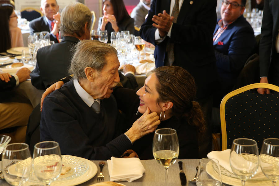 Amigos e instituciones homenajean al poeta y articulista en el Salón de los Espejos con motivo del 90 cumpleaños de Manuel Alcántara.