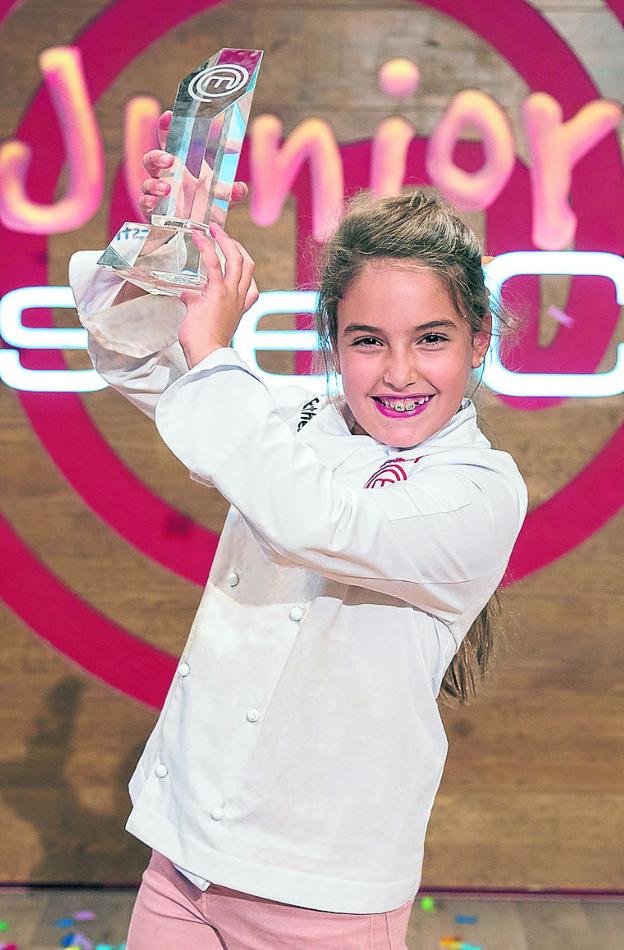 Esther Requena levanta el trofeo de vencedora. :: tve