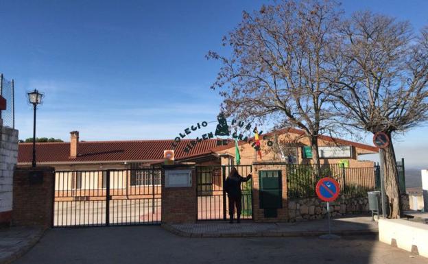 Entrada al Colegio Virgen de Gracia de Archidona, al que iba el menor.