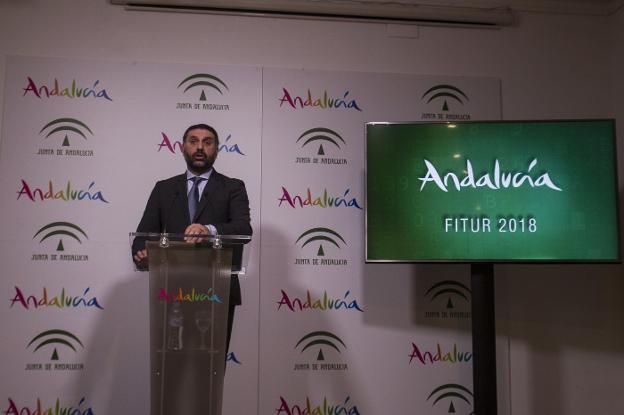 El consejero de Turismo avanzó la renovación del expositor de Andalucía en Fitur. 