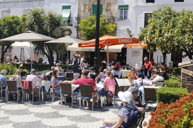 Restaurantes en la Plaza de los Naranjos. 