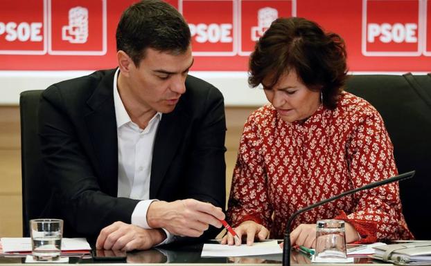 Pedro Sánchez (i), con Carmen Calvo. 