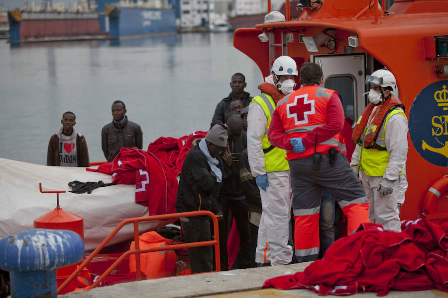 Fueron rescatados en el Mar de Alborán por Salvamento Marítimo y trasladados al puerto de la ciudad