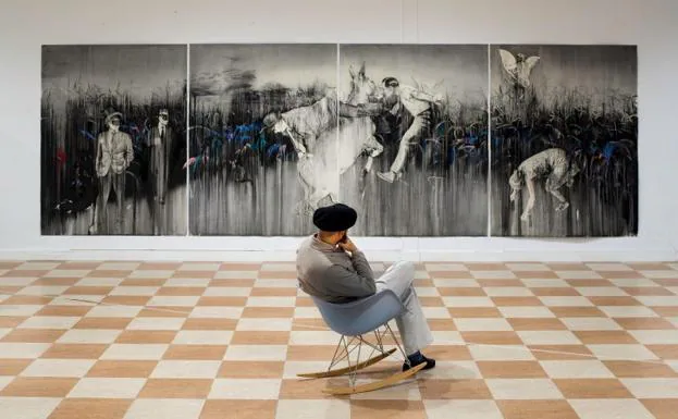 José Luis Puche, delante de su obra ‘En el nombre de los pájaros’. Madrid lo espera. 