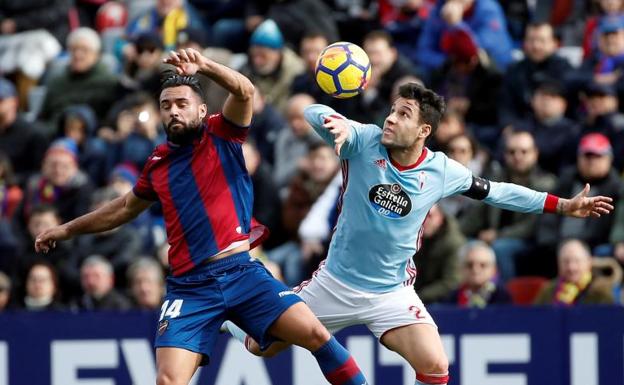 Hugo Mallo (Celta) e Ivan López, del Levante, pelean por un balón durante el encuentro.