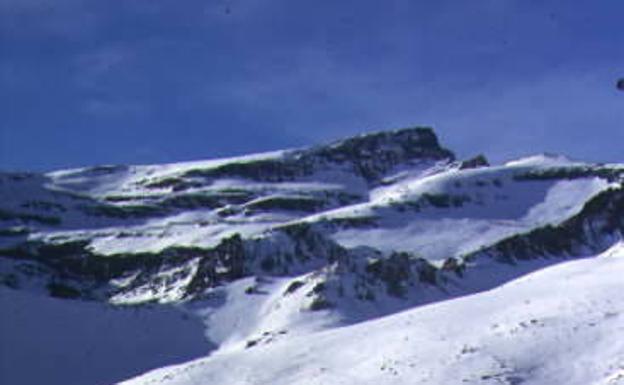 El refugio Poqueira, en Sierra Nevada, es un pequeño oasis entre la nieve y el cielo que abre los 365 días del año. 