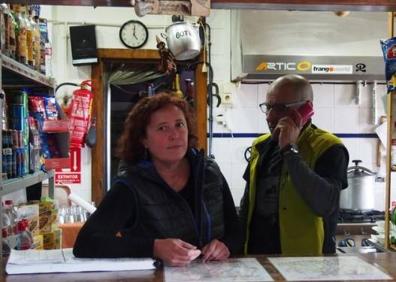 Imagen secundaria 1 - Es el punto de partida para ascender al Aneto para miles de montañeros. Aquí, en La Renclusa, Antonio Lafón ha pasado 48 de sus 63 años de vida. Ansi Moslero y Rafael Quintero tras la barra del refugio Poqueira, en Sierra Nevada; a la derecha, Antonio Lafón a la puerta de La Renclusa, el lugar del Pirineo en el que ha transcurrido gran parte de su vida