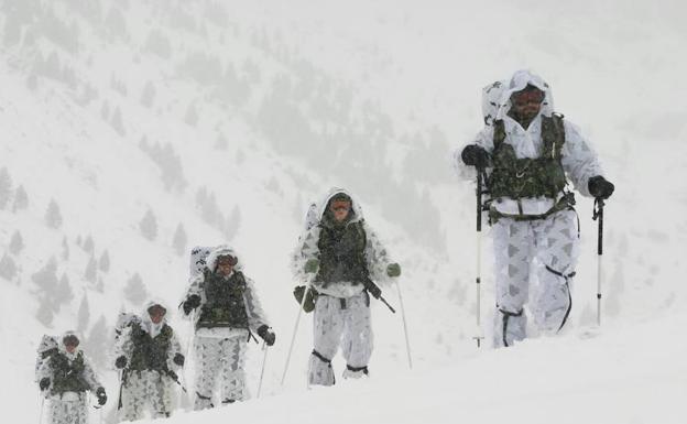 Cazadores de montaña del Galicia 64, en una marcha en el Pirineo