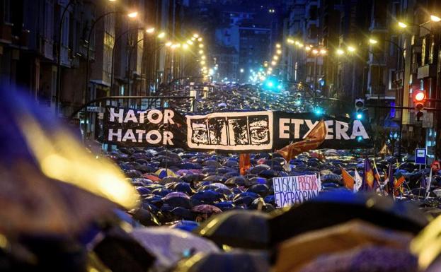 Miles de personas recorren las calles Bilbao el pasado fin de semana para pedir el fin de la dispersión.