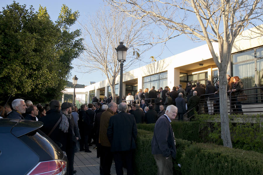 Numerosas personas, entre ellas varias actividades, acuden al cementerio de Málaga a despedir al profesor y parlamentario