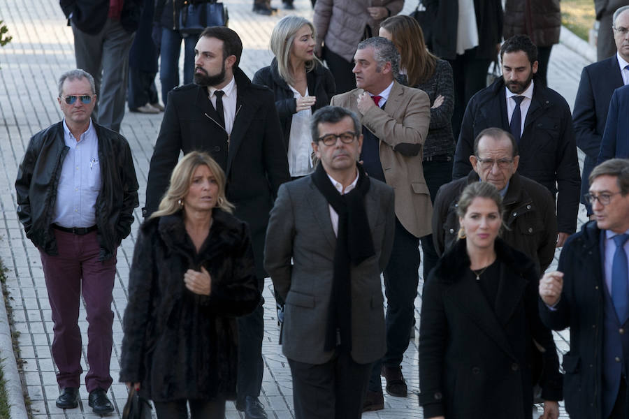 Numerosas personas, entre ellas varias actividades, acuden al cementerio de Málaga a despedir al profesor y parlamentario