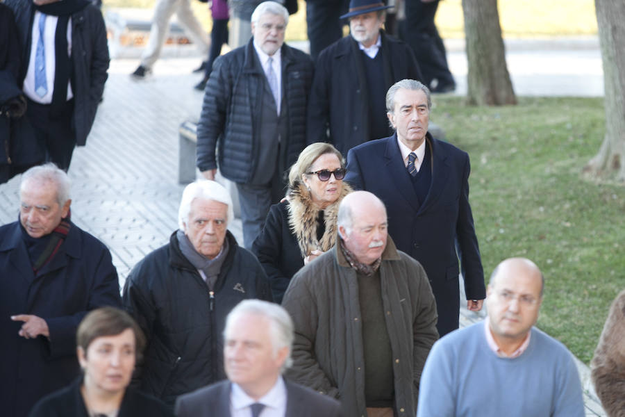 Numerosas personas, entre ellas varias actividades, acuden al cementerio de Málaga a despedir al profesor y parlamentario