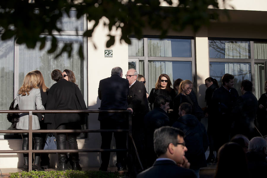 Numerosas personas, entre ellas varias actividades, acuden al cementerio de Málaga a despedir al profesor y parlamentario