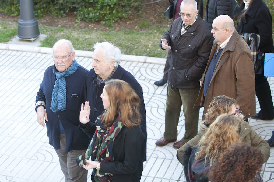 Numerosas personas, entre ellas varias actividades, acuden al cementerio de Málaga a despedir al profesor y parlamentario