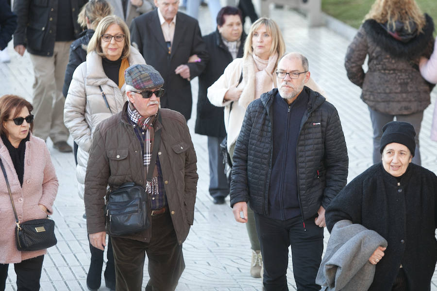 Numerosas personas, entre ellas varias actividades, acuden al cementerio de Málaga a despedir al profesor y parlamentario