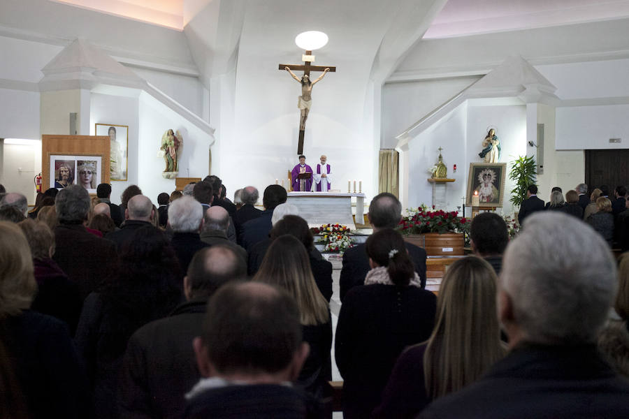 Numerosas personas, entre ellas varias actividades, acuden al cementerio de Málaga a despedir al profesor y parlamentario