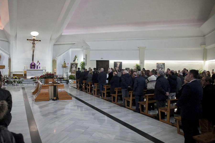 Numerosas personas, entre ellas varias actividades, acuden al cementerio de Málaga a despedir al profesor y parlamentario