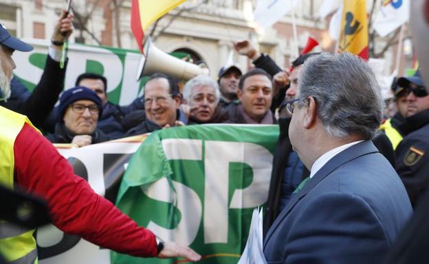 Zoido, esta mañana junto a los policías concentrados frente a la Dirección General de la Policía