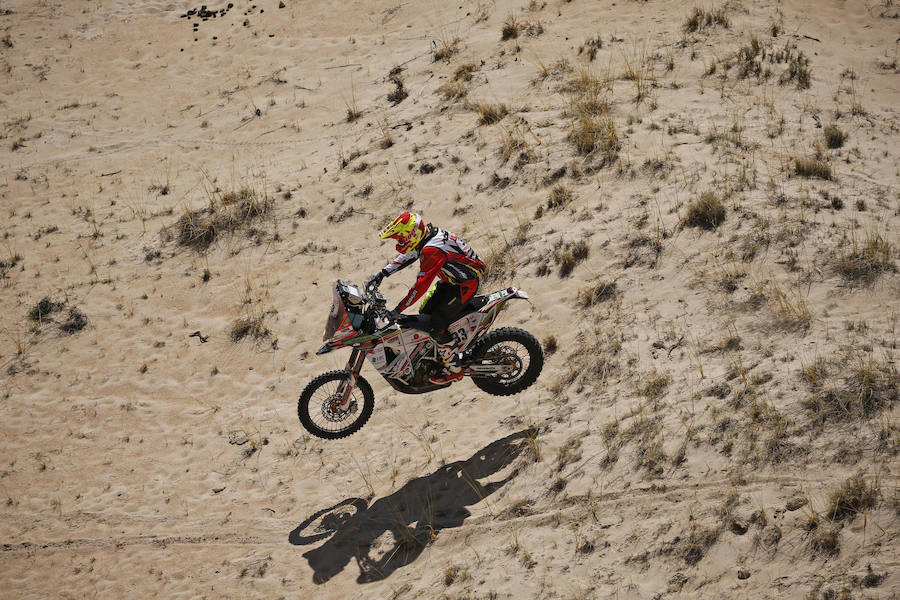 El polaco Maciej Berysz, de KTM, compite durante la décima etapa del Dakar. 