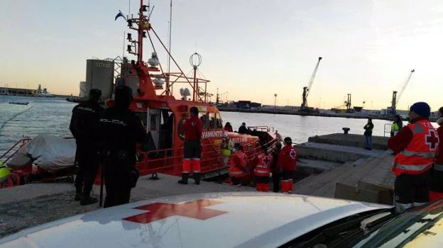 Rescatan en Málaga una patera con 16 personas a bordo